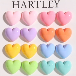 Vue de 16 breloques en résine en forme de cœur aux couleurs macaron pour bricolage