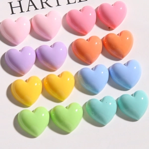 Vue détaillée des cabochons en résine en forme de cœur macaron pour loisirs créatifs