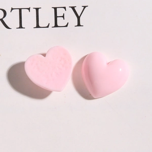 Détail de cœurs en résine rose montrant des textures mates et brillantes pour le DIY
