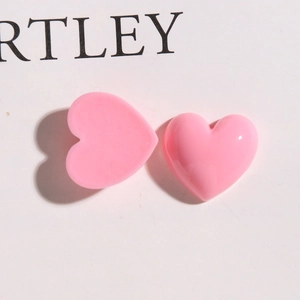 Détail de breloques en forme de cœur rose brillant pour accessoires de cheveux DIY