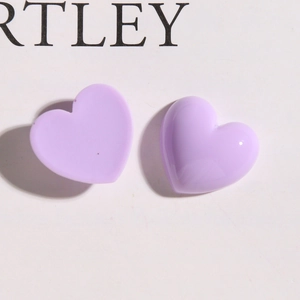 Détail de cabochons en résine en forme de cœur violet brillant pour le bricolage et accessoires