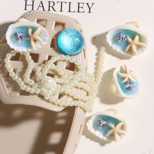 Set de 5 dijes de océano azul con conchas estrellas de mar y cristales de corazón