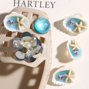 Detalle de dijes DIY serie océano con estrellas de mar y perlas para zuecos de jardín