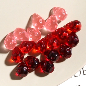 Dettaglio macro di fragole in resina traslucida per gioielli fai-da-te in rosa e rosso
