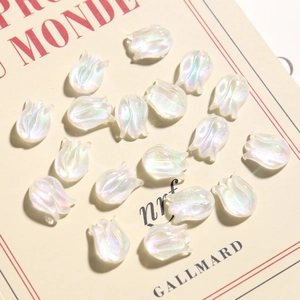 Dettaglio di perline in resina a forma di tulipano bianco cangiante per gioielli