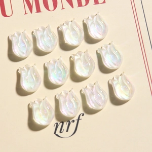 Dettaglio di ciondoli a tulipano in resina perlata per gioielli fai-da-te e nail art