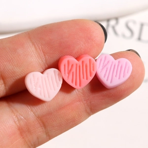 Getextureerde hars hartvormige bedeltjes in drie roze tinten voor DIY sieraden maken