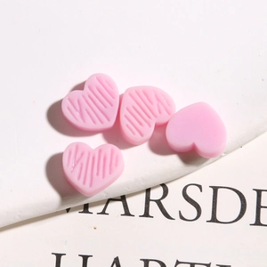 Roze hars hartbedeltjes voor DIY-sieraden met getextureerde en gladde 3D-afwerkingen