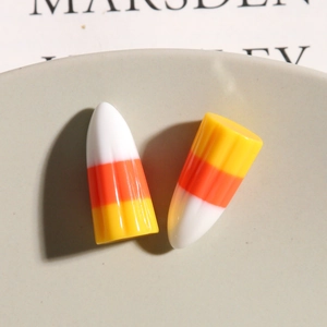 Vue détaillée des breloques en résine tricolore en forme de bonbon pour bijoux DIY