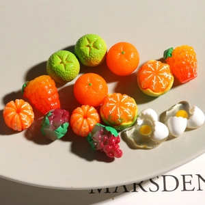 Miniatur 3D-Harzfrüchte und Lebensmittelanhänger wie Orange und Traube für DIY-Bastelarbeiten