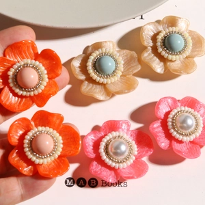 Schicke Harzblumen-Schmuckzubehöre in Orange und Rosa mit Perlglanz-Oberfläche