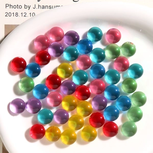 Cabujones de resina translúcida de colores en plato de cerámica blanca para joyería DIY