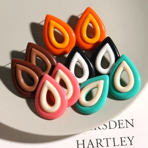 Pendientes creativos de resina en forma de gota con variados diseños de colores en contraste