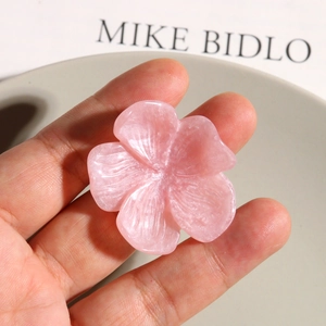 Makroansicht einer rosa Harzblume mit fein geschnitzten Blütenblättern und Textur für DIY