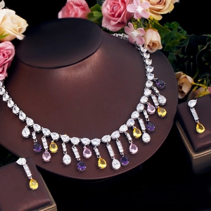 Detalle del conjunto de collar y pendientes con borlas de circonitas arcoíris en soporte