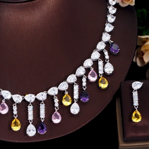 Detalle del conjunto de collar de borlas y pendientes con circonitas arcoíris de lujo