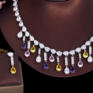 Detalle del conjunto de collar y pendientes de circonita arcoíris con flecos de gemas