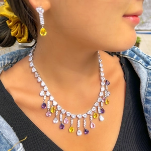 Conjunto de collar y pendientes de lujo con borlas de circonitas arcoíris y plata