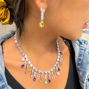 Conjunto de lujo de collar de borlas con circón arcoíris y pendientes de gota