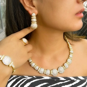 Set di gioielli di lusso placcati in oro con collana orecchini anello e bracciale