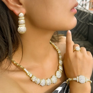 Dettaglio del set di gioielli placcati in oro con micro-pavé di cristalli di zirconia