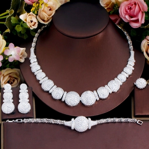 Dettaglio del set di gioielli di lusso in zircone con collana su espositore per gioielli