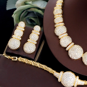 Dettaglio del set di gioielli da sposa lussuosi placcati oro con zirconi