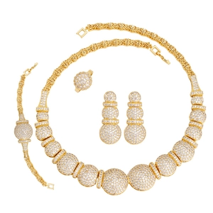 Set di gioielli lussuosi placcati in oro con pavé di zirconi bianchi da banchetto