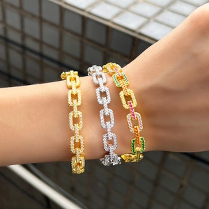 Detail van holle vierkante schakelarmbanden met micro-pave zirkonia stenen decoratie
