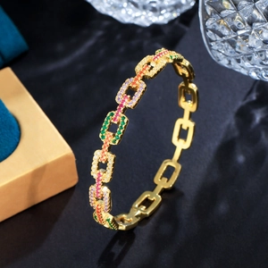 Detail van de luxe gouden kettingarmband met kleurrijke micro-pave zirkonia steentjes