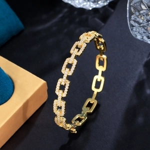 Luxe gouden rechthoekige kettingarmband met micro-pave zirkonia en holle schakelstructuur
