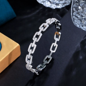 Detailopname van de verzilverde schakelarmband met glanzende zirkonia versiering
