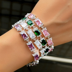 Dettaglio del bracciale con zirconi rettangolari colorati in rosa, verde e viola