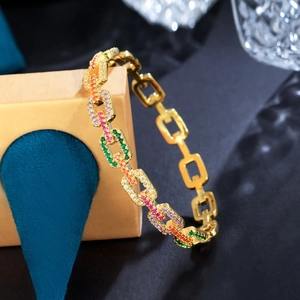 Macro-opname van vergulde schakelarmband met veelkleurige zirkonia en pavé-zetting