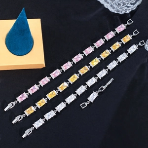 Dettaglio di bracciali in zircone rettangolare colorato con micro-pavé di cristalli