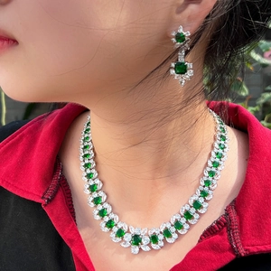 Parure de bijoux de luxe avec collier et boucles d'oreilles en zircon vert émeraude