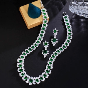 Parure de bijoux de luxe avec pierres vert émeraude et zircons marquise pour soirée