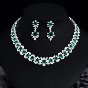 Parure luxe collier et boucles d'oreilles émeraude avec pierres carrées et zircones cubiques