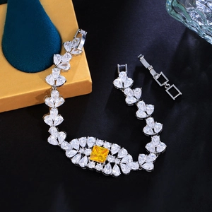 Elegante pulsera plateada con circonitas en gota y piedra central amarilla de forma cuadrada