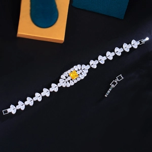 Detalle de pulsera de lujo con circonitas y una gema amarilla central sobre terciopelo
