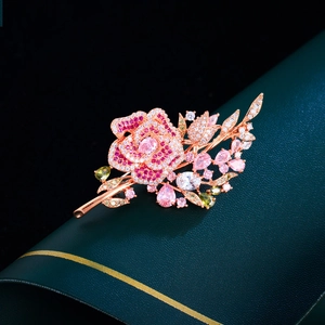 Detailansicht der Rosenstrauß-Brosche mit rosa Zirkonia und grünen Blattakzenten