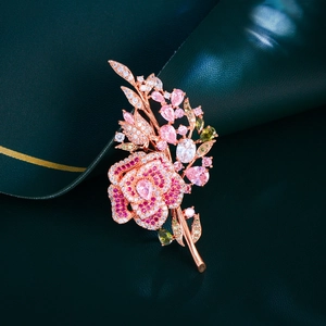 Eleganter roségoldener Blumenbroschen-Anstecker mit rosa Zirkonia und Mikro-Pave-Blumendesign