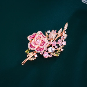 Eleganter Roségold Kupfer Brosche Mit Rosa Zirkonia Rosenstrauß Blumige Mikropavé-Zirkonia Anstecknadel Für Bankett Hochzeit Damen