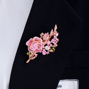 Brosche in Form eines Rosenstraußes in Roségold mit rosa Zirkonia auf schwarzem Revers
