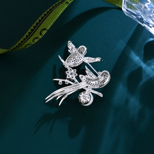 Elegant silver magpie and plum blossom brooch with clear zircons and round pearl