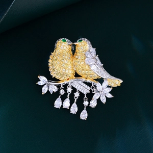 Lussuosa Spilla Uccello in Rame Con Zirconia Micro Intarsiato Design Animale Fiore per Accessori Abito Donna