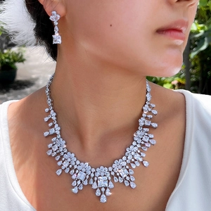 Luxe zirkoon sieradenset met vloeiende kwastjesketting en bijpassende oorbellen