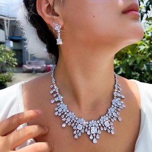 Close-up van luxe bruidssieradenset met zirkonia halsketting en glanzende oorbellen