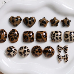 Diverse luipaardprint hars bedeltjes in hart-, ster- en strikvormen voor DIY sieraden
