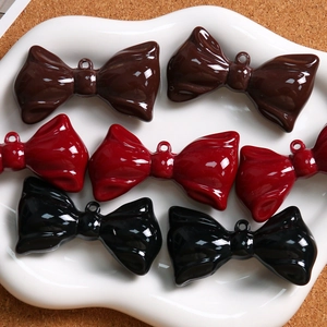 Detailopname van glanzende strikhangers in rood, bruin en zwart voor DIY-projecten